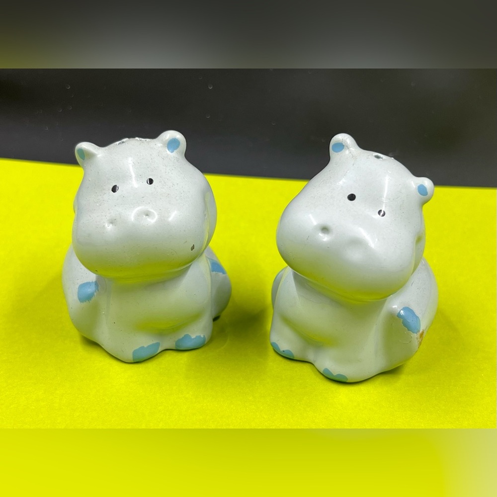 💜 BOGO Vintage Hippo Salt and Pepper Shakers